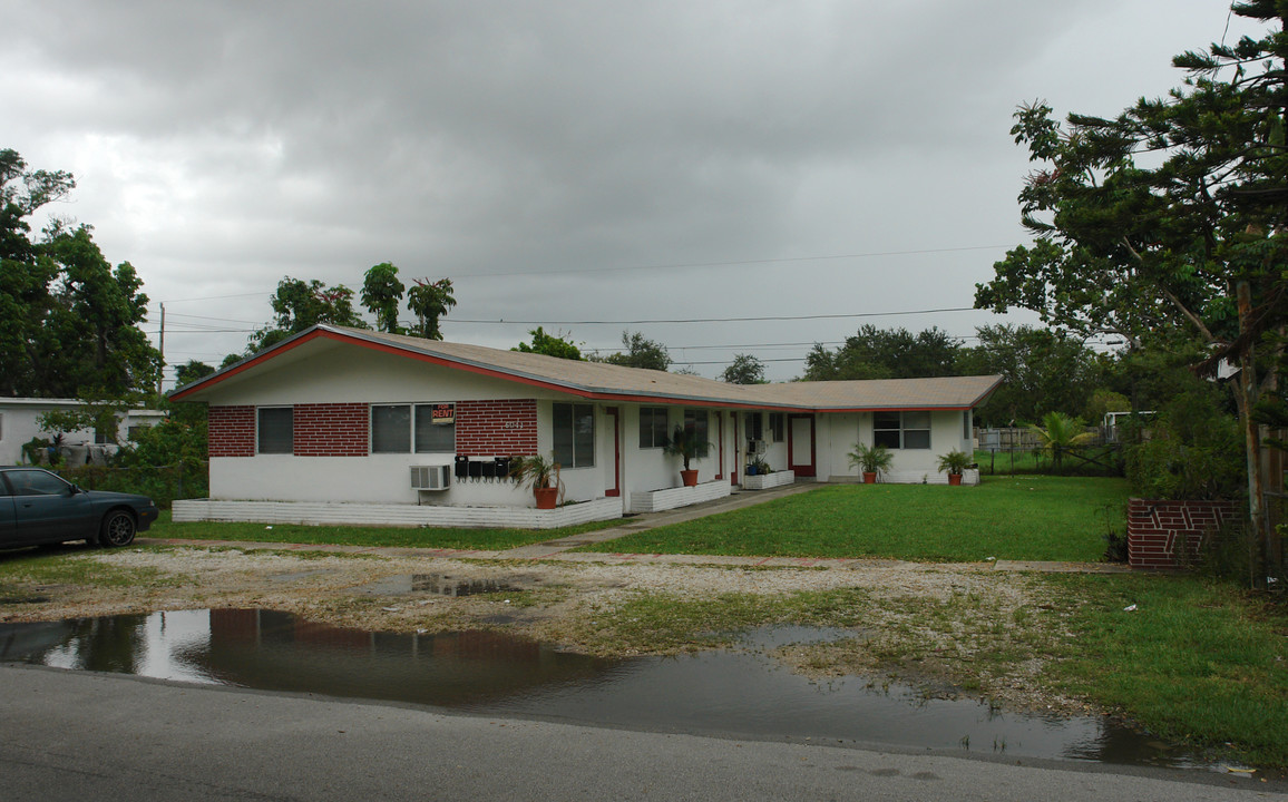 6041 Wiley St in Hollywood, FL - Foto de edificio