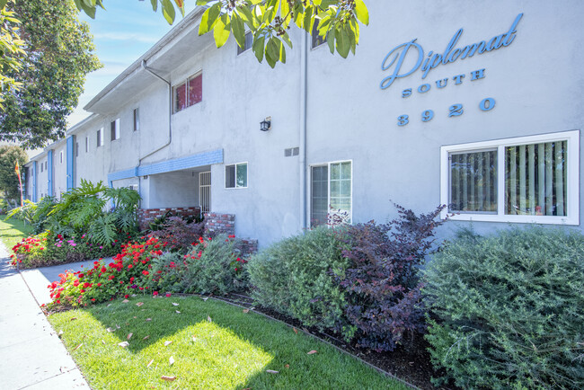 Diplomat South Apartments in Torrance, CA - Building Photo - Building Photo