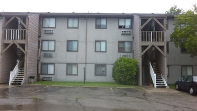 Towers Apartments in Wichita, KS - Foto de edificio - Building Photo