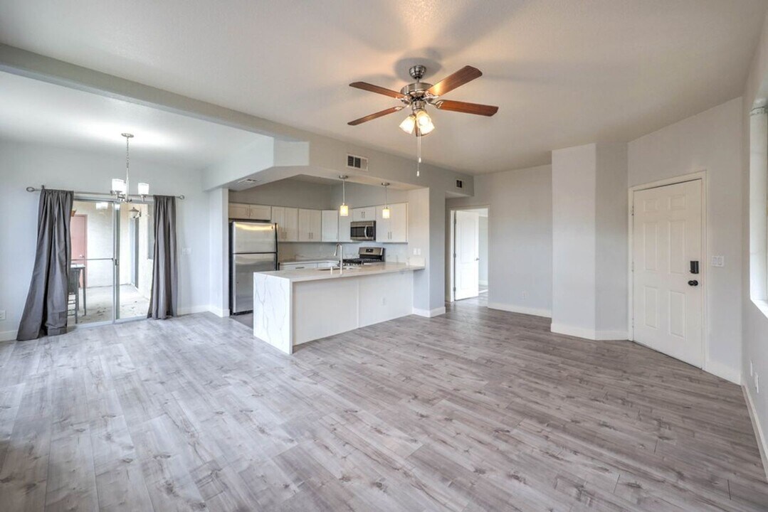 10233 King Henry Ave in Las Vegas, NV - Building Photo