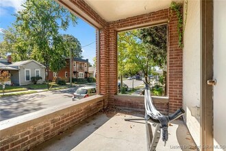 531 E Chestnut St, Unit #1 in Jeffersonville, IN - Foto de edificio - Building Photo