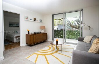 750 NE 64th St in Miami, FL - Foto de edificio - Building Photo