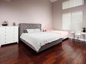 15027 Dickens St, Unit 4 in Sherman Oaks, CA - Foto de edificio - Building Photo