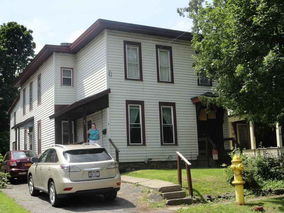 221 W Yates St in East Syracuse, NY - Building Photo