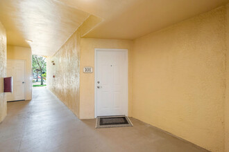 2726 Anzio Ct in Palm Beach Gardens, FL - Foto de edificio - Building Photo