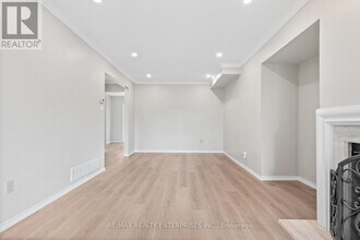 1333 Hazel McCleary Dr in Oakville, ON - Building Photo - Building Photo