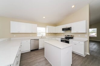 4610 Sandhurst St in Kissimmee, FL - Foto de edificio - Building Photo