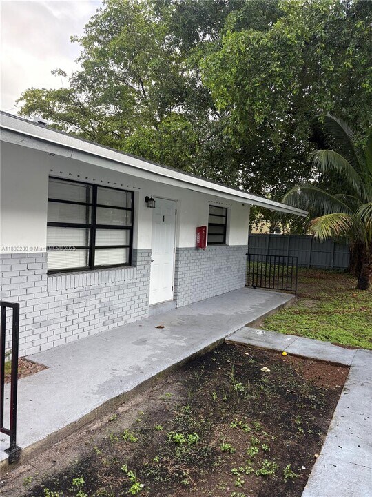 4100 SW 19th St in West Park, FL - Building Photo