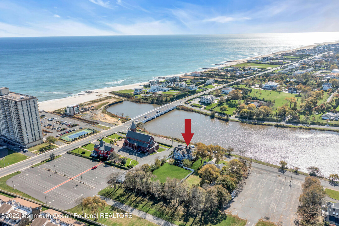 31 N Lake Dr in Long Branch, NJ - Building Photo