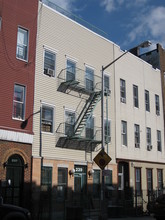239 Jefferson St in Brooklyn, NY - Foto de edificio - Building Photo