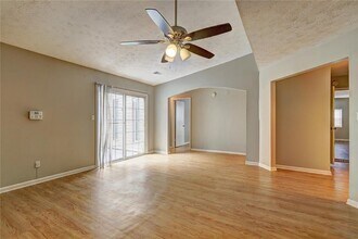 2389 Old Rex Morrow Rd in Ellenwood, GA - Foto de edificio - Building Photo