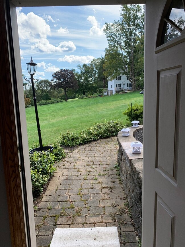 62 Fiske Hill Rd, Unit Large roomy updated apt. in Sturbridge, MA - Foto de edificio - Building Photo