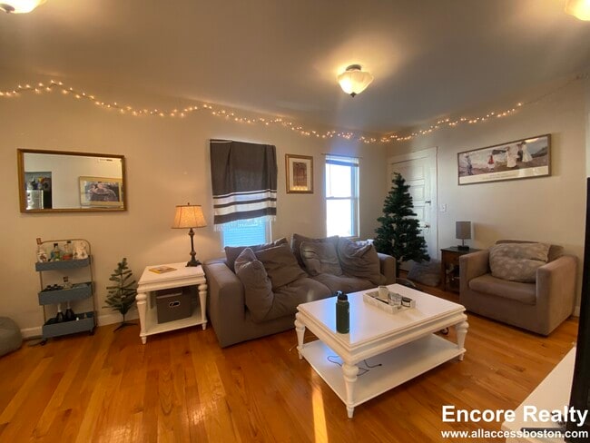 15 Litchfield St, Unit 3 in Boston, MA - Foto de edificio - Building Photo