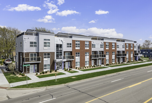 Amber Studios and Lofts in Troy, MI - Foto de edificio - Building Photo