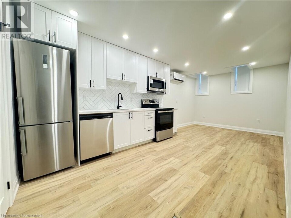 588 Barton St E in Hamilton, ON - Building Photo