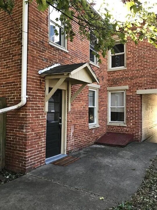 115 W Chapel Ave in Carlisle, PA - Building Photo