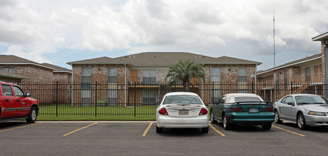 Acadian Village Apartment in Gretna, LA - Building Photo - Building Photo