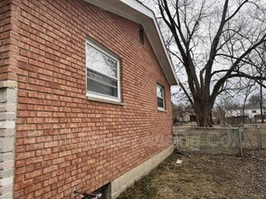 11490 Essex Ave in Maryland Heights, MO - Building Photo - Building Photo