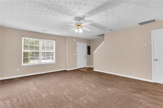 5566 Pineridge Ct in Forest Park, GA - Building Photo - Building Photo