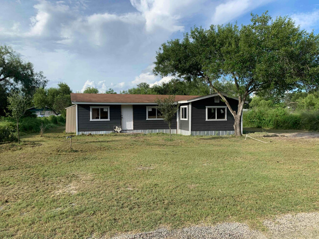 160 Lavaca St in Campbellton, TX - Building Photo - Building Photo