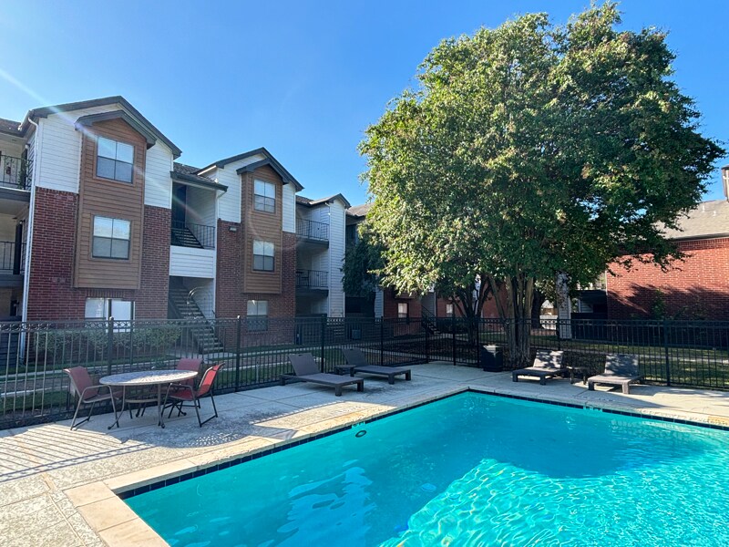 1400 Clarewood Dr in San Marcos, TX - Building Photo