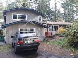 4060 NE Kedros Dr in Poulsbo, WA - Building Photo