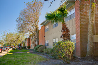 Carmel Manor in Corpus Christi, TX - Foto de edificio - Building Photo