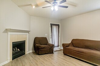 8716 Springtree Road in Jacksonville, FL - Foto de edificio - Building Photo