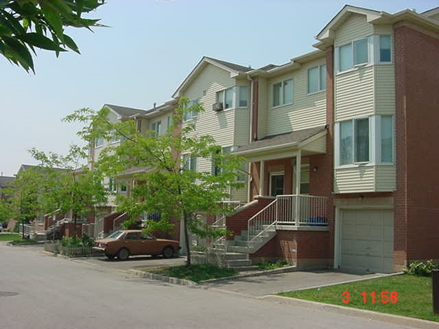 Garrard Heights in Whitby, ON - Building Photo