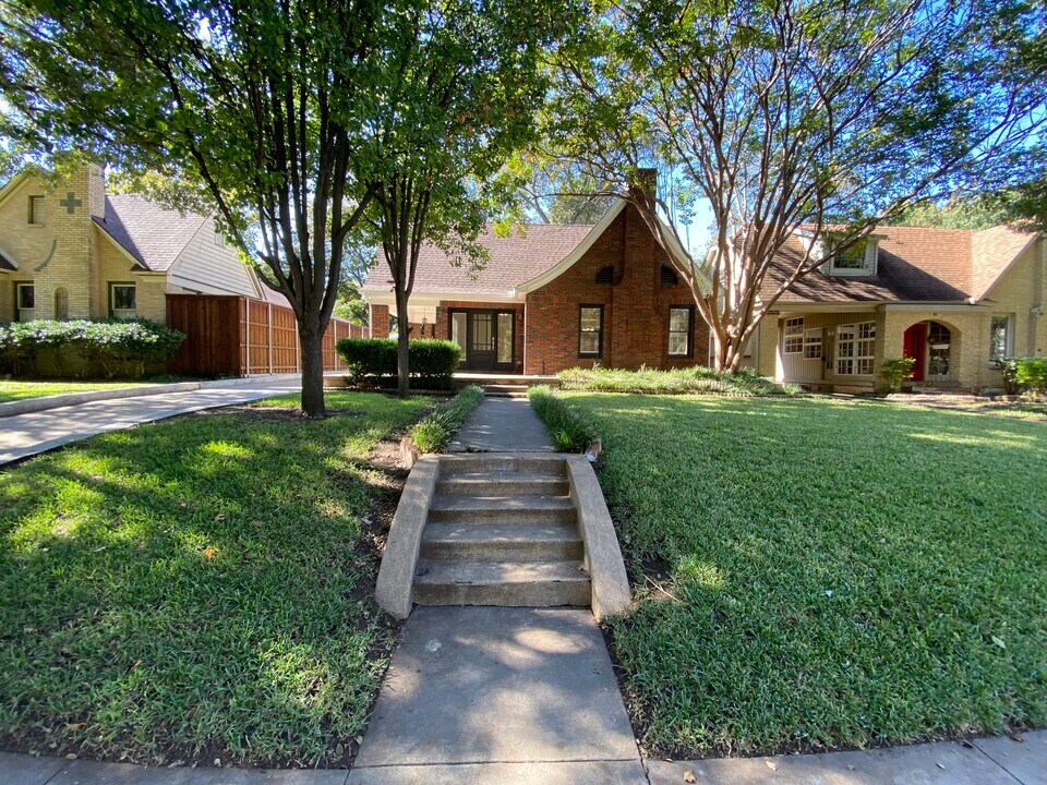 1107 N Winnetka Ave in Dallas, TX - Building Photo