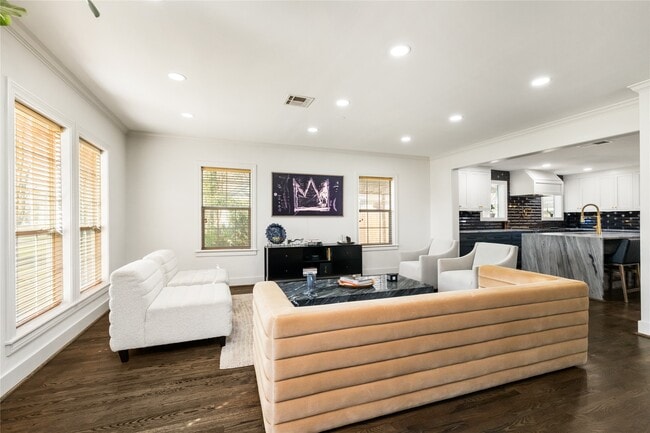 property at 516 W 30th St