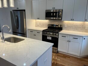 82 Albertina St, Unit 1 in Quincy, MA - Foto de edificio - Building Photo