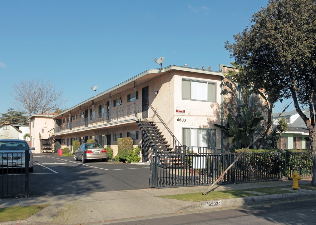 6803 Heliotrope Ave in Bell, CA - Building Photo