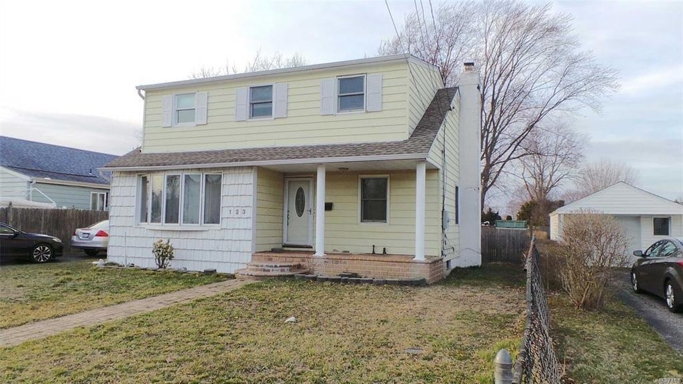 123 Gracie Dr, Unit 303 in North Babylon, NY - Building Photo