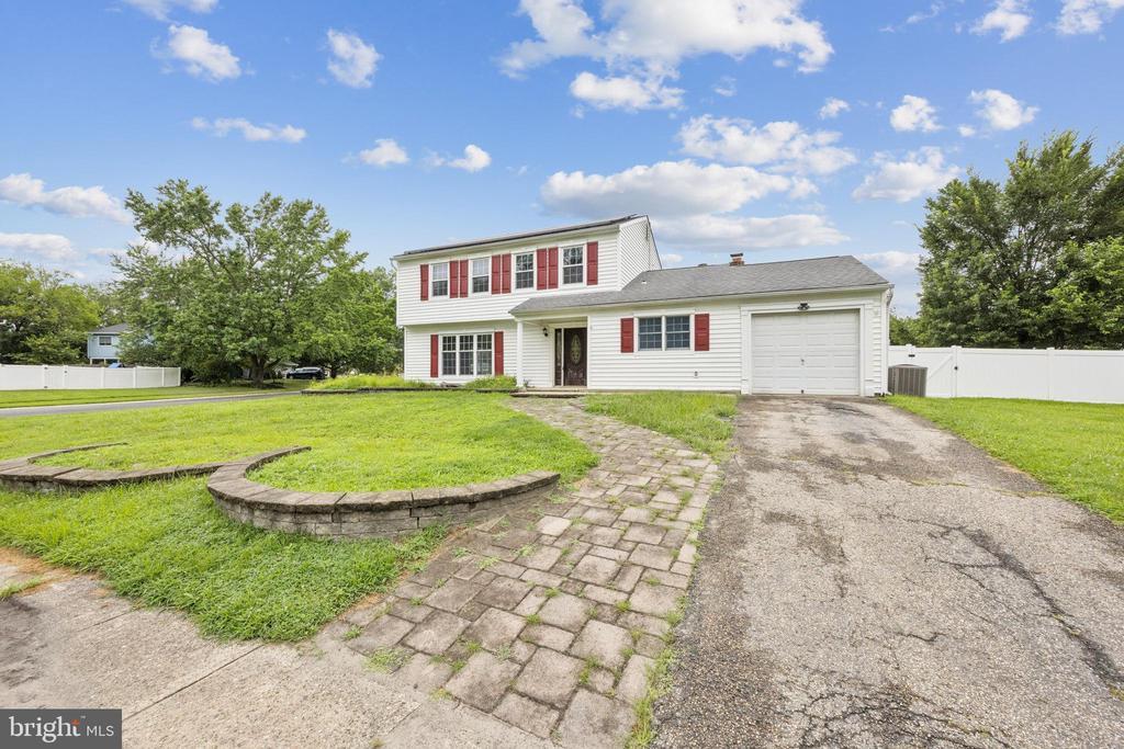 11 Heather Dr in Evesham, NJ - Building Photo