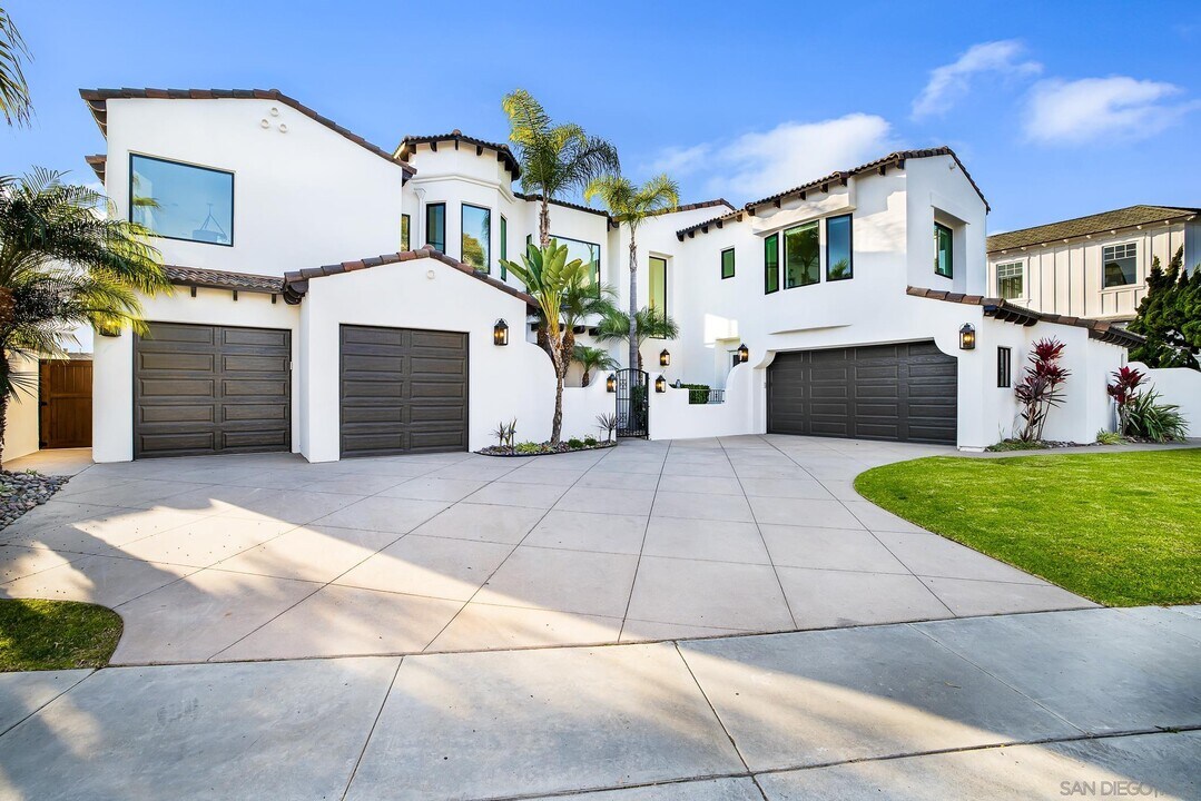 1070 Coronado Ave in Coronado, CA - Building Photo