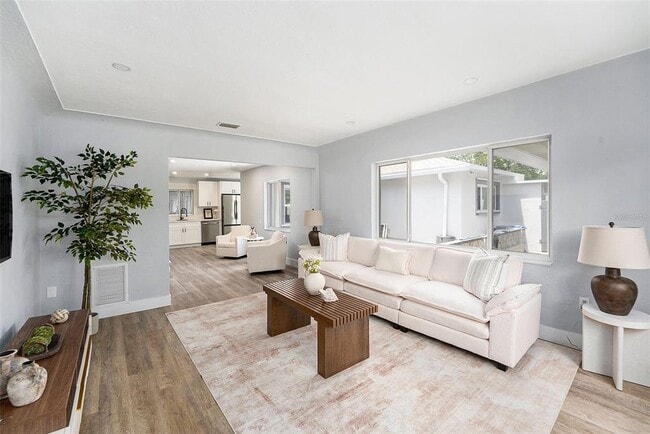 4925 Alcazar Way S in St. Petersburg, FL - Foto de edificio - Building Photo