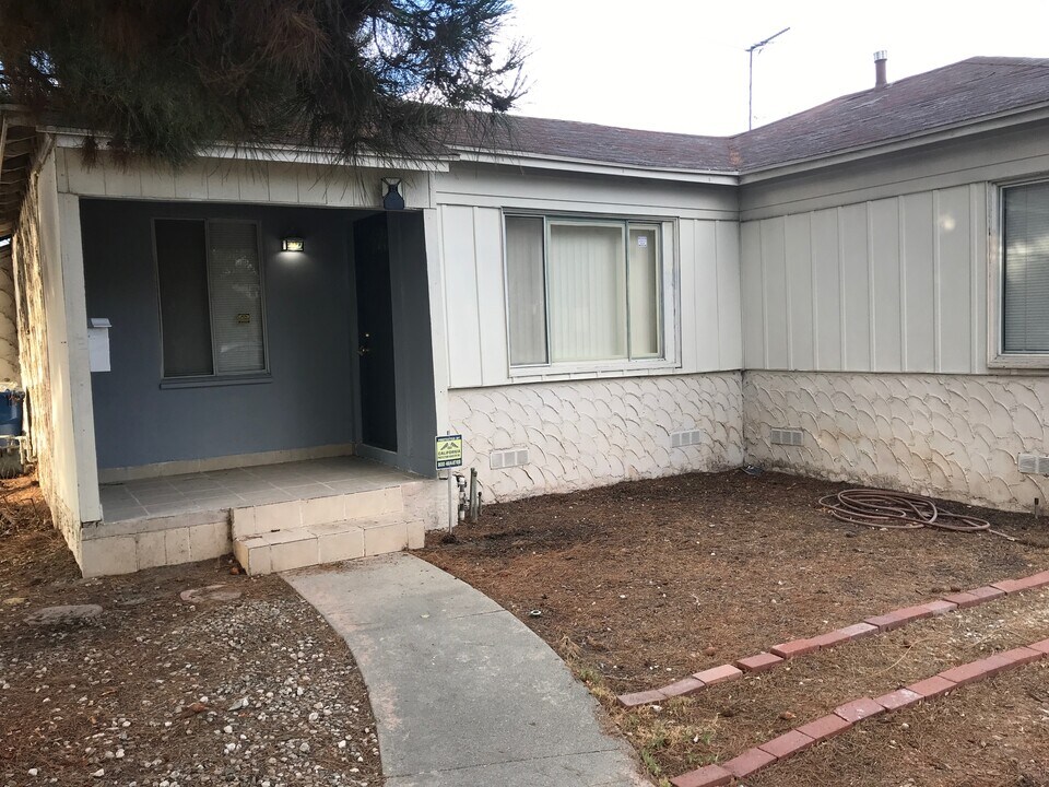 18427 Bessemer St in Tarzana, CA - Foto de edificio