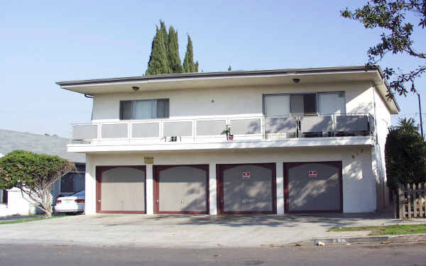 912 Gladys Ave in Long Beach, CA - Foto de edificio - Building Photo