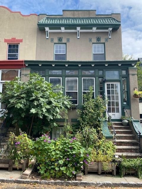 property at 6 Burr Pl