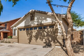 8218 W Superior Ave in Phoenix, AZ - Foto de edificio - Building Photo