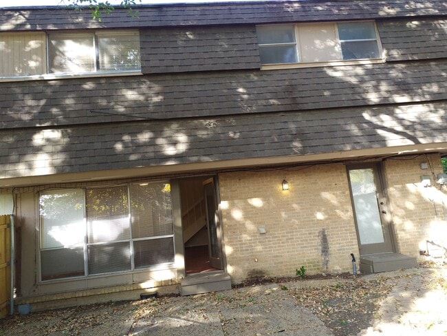 7618 Village Trail Dr in Dallas, TX - Foto de edificio - Building Photo