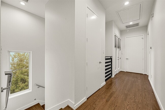 property at 707 W Clay St