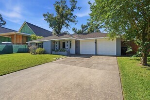 6111 Waltway Dr in Houston, TX - Building Photo
