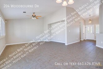 204 Woodbourne Dr in Bakersfield, CA - Building Photo - Building Photo