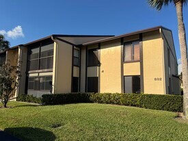 802 Sky Pine Way in Greenacres, FL - Building Photo