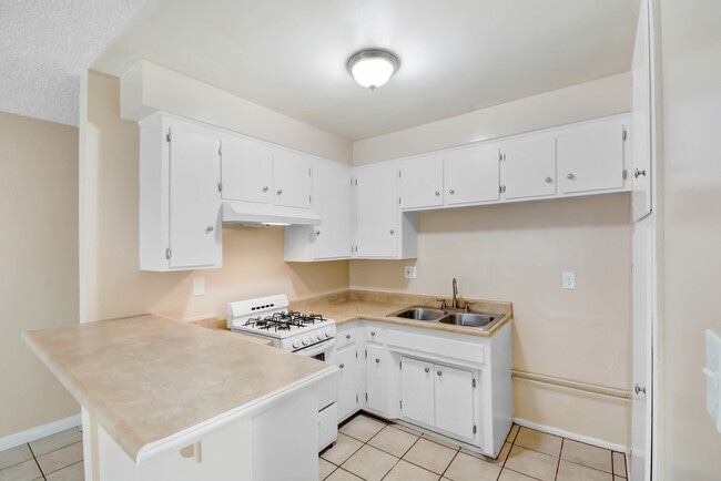 Telegraph Place Apartments in Downey, CA - Building Photo - Building Photo