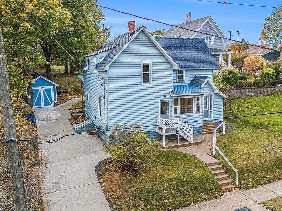 295 5th St in Manistee, MI - Foto de edificio