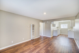 233 W Nicolet St in Banning, CA - Foto de edificio - Interior Photo