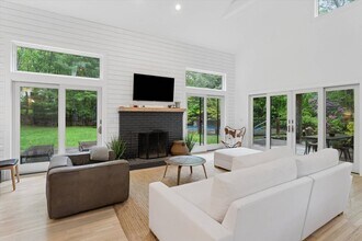 42 Partridge Dr in Sag Harbor, NY - Building Photo - Building Photo